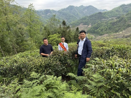 工行兴义望谟支行前往望谟县郊纳镇开展尽职调查,为客户发放普惠金融贷款。