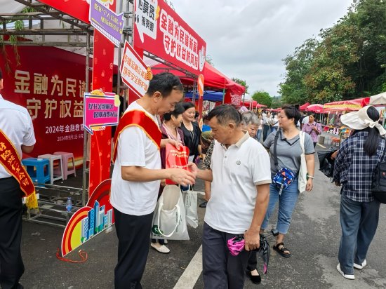 工行兴义分行开展存款保险宣传，向群众发放存款保险宣传袋