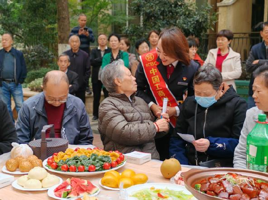 该行工作人员与银发老人亲切交谈