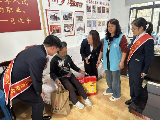 工行贵阳清镇支行联合清镇市新民社区上门对空巢老人开展节日慰问