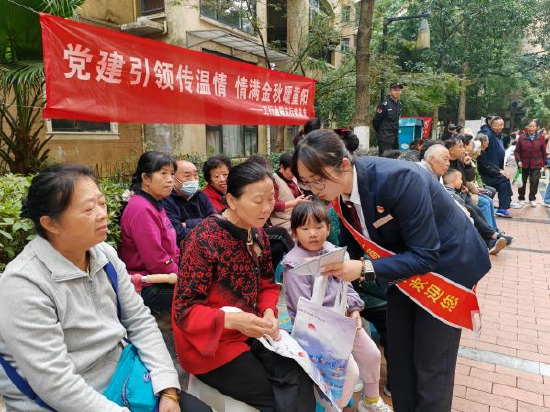 该行工作人员向客户普及金融安全知识