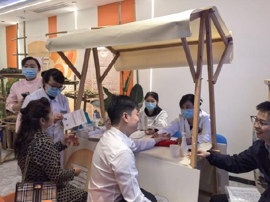 网点为到场客户开展爱心义诊