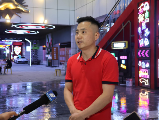 贵州启航中环商业管理公司总经理泮卫永接受记者采访