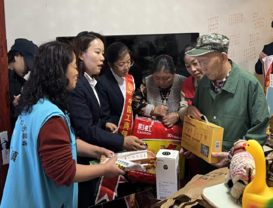 工行贵阳清镇支行联合清镇市新民社区上门对空巢老人开展节日慰问