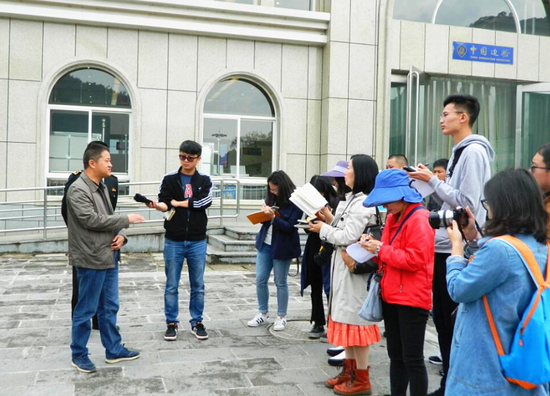 腾冲市商务局副局长杨雄介绍情况