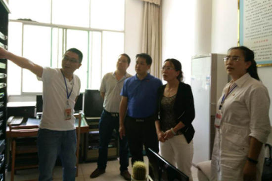 麻栗坡县宣传部长李发瑛深入县广播电视台调研