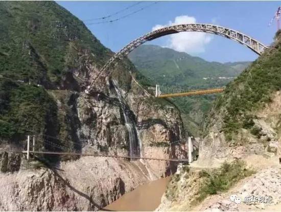 图为大柱山隧道内涌水形成的瀑布,其下为澜沧
