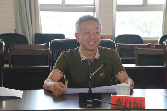 建水县人大常委会主任李自恒发言