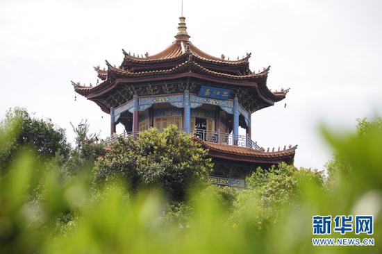 马雄山上的三江亭。新华网 张翼鹏 摄