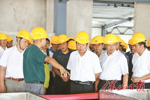 与会人员调研云南品斛堂酒业有限公司万吨基酒加工基地项目 李洪才/摄