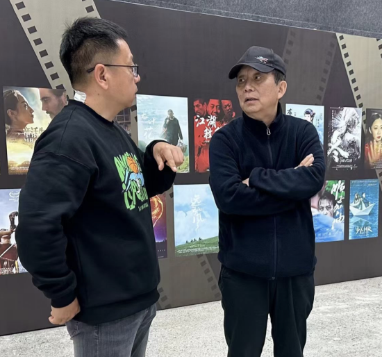 数字片场负责人王晟（左）向黄建新导演（右）介绍情况
