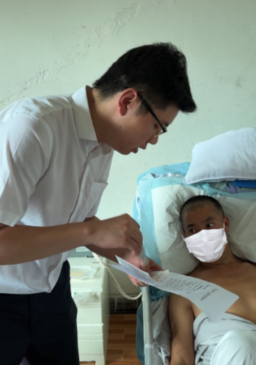 该行工作人员上门为客户“特事特办”