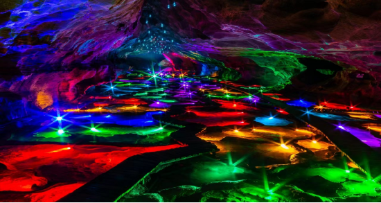 凤城市凤凰山、天锅古洞景区一角