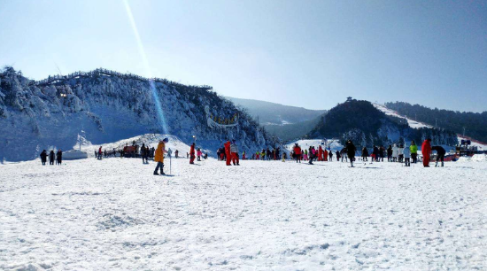 1中国凉都梅花山国际滑雪场——世界纬度最低的滑雪场
