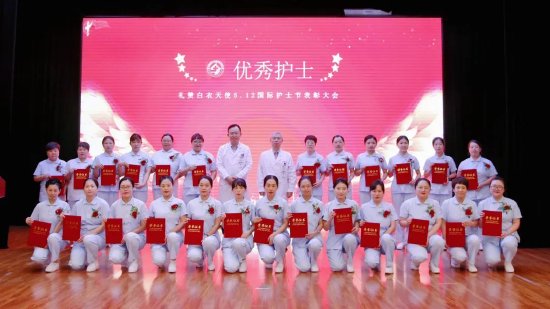 副院长王勇、包义君为优秀护士颁奖