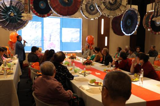书法讲师为银发客群授课