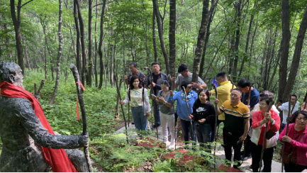 （游客进行放山文化体验）