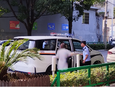 民警将高某接走进一步了解情况