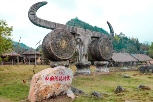 铜鼓广场处的巨型牛头铜鼓 陈嵩/摄
