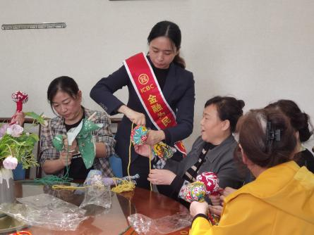 该行工作人员指导客户制作养生锤