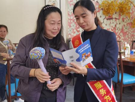 该行工作人员向客户开展金融知识安全普及