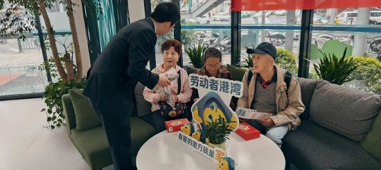 建行贵阳朝阳支行依托“劳动者港湾”阵地为老年客户宣传金融知识