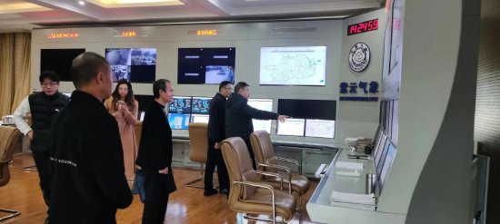 2023年8月16日,贵州省气象局副局长杨林(右1)到紫云检查指导气象监测、基层气象业务服务工作。
