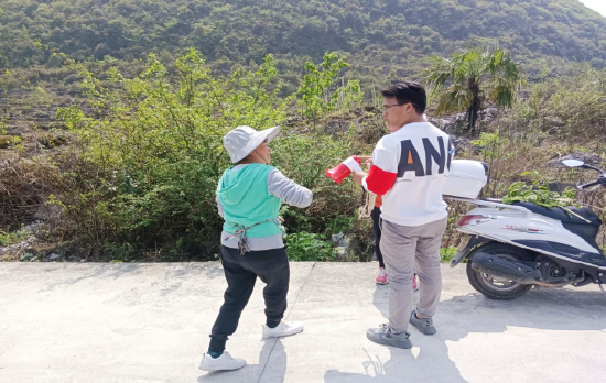 猴场镇摩托车防火巡逻队上山开展工作现场