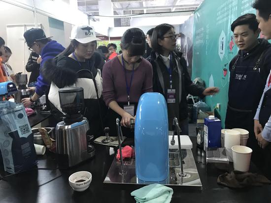 【视频】咖啡飘香万平展厅 普洱咖啡博览交易