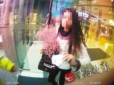姑娘把身上最后一点钱拿来买花警方供图