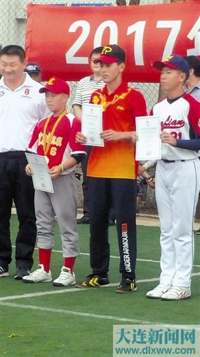 李家街小学麦文稻(右一)获得全国U12棒球比赛最佳安打手。乔广明 摄