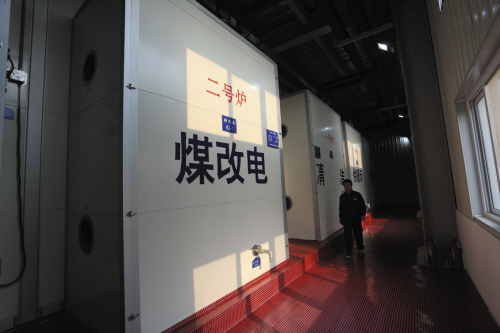 这两台5000千瓦电锅炉运行稳定,完全满足全岛7万多平方米的供暖、洗浴和运营需要。