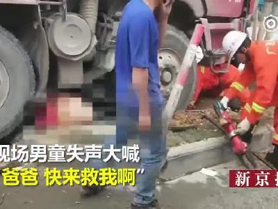 电瓶车上机动车道遭碾压 车轮下男童哭喊“爸爸救我”