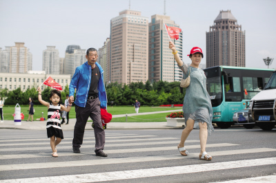 市民举旗过马路。