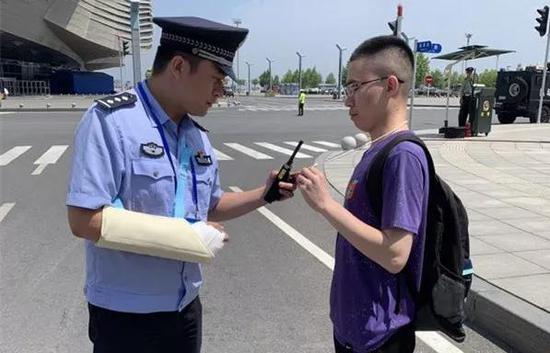 沙河口分局执勤民警轻伤不下火线