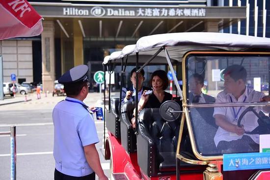 这就是是大连警察的待客之道