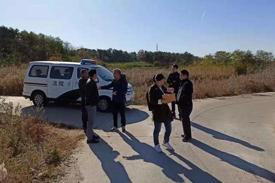 执行干警进村查证被执行人下落