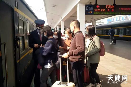 一线乘务人员坚守岗位