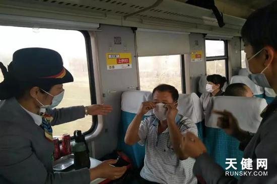 车门口班组乘务员做好安全提示