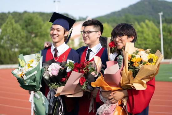 华美的教学模式,有点像我们的大学授课模式,选课、走班,这种自由的方式能够较好地尊重和满足学生的个性化需求。有助于学习兴趣的培养,增加主观能动性。华美实行的是美式教育,推崇团队合作,在学习、生活中,合作往往是代替竞争的,最终,大家都是获益者。