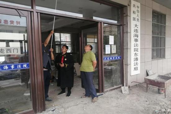 开庭间隙与施工人员确定整修细节