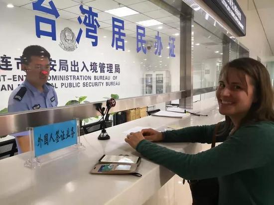 嘉艾尔-皮雷博士到达大连后,值班民警仅用5分钟时间就为其办妥了口岸签证。