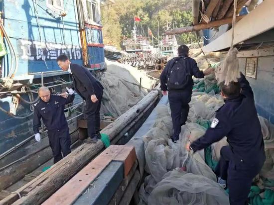 执行干警扣船现场