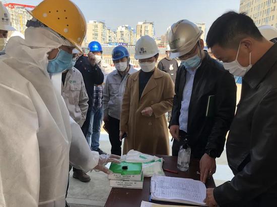 年轻干部进驻建筑行业企业,帮助完善疫情防控工作方案,做好防控物资储备