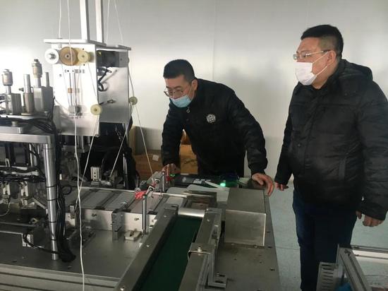 年轻干部进驻疫情防控物资生产企业,现场为企业解决各类问题