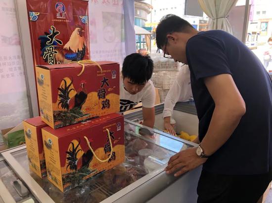 庄河市青堆镇三和村“第一书记”赵健带来的产品有冷面、姜茶、姜膏等多个品类,其中由大连凤庄大骨鸡散养基地生产的大骨鸡最受欢迎。