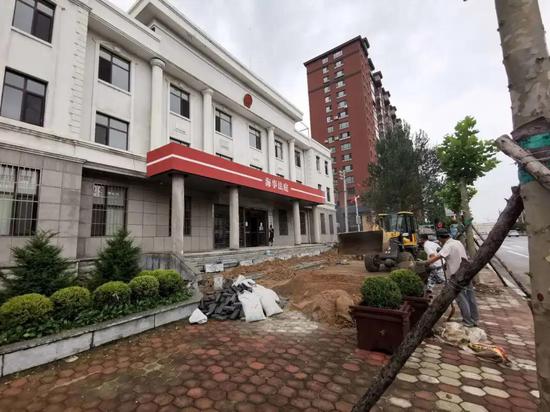 法庭正门台阶正在重新修建