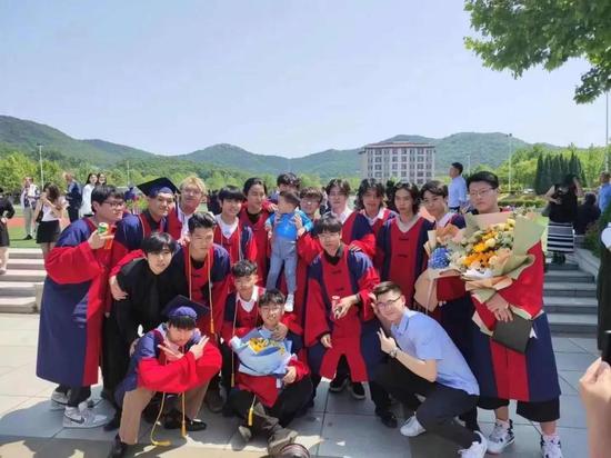 Dr.Lee的话表明,华美的理念是为学生终生成长甚至是终身幸福奠基,学生的成绩有高有低,但那并不代表全部。毕业考入一所名牌大学,并不意味着就是人生赢家,就能幸福一生;相反,考不上名牌大学,也并非就是失败。华美希望能为孩子们的人生播下幸福的种子,而“幸福”不就是人生的终极目标吗?