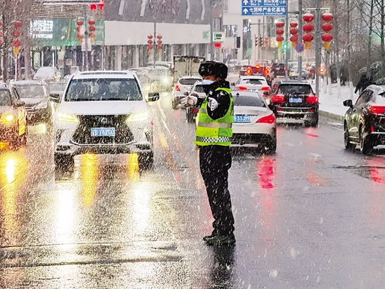 雪中总少不了他们的身影。图片由交警部门提供。