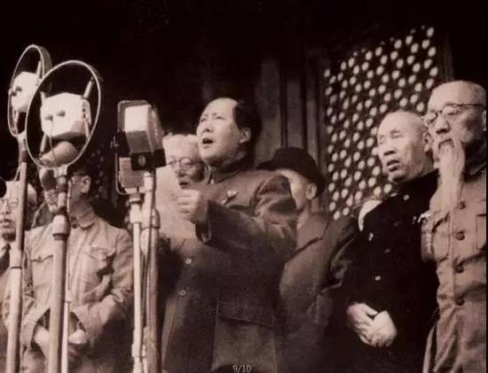 毛泽东在天安门城楼上宣布中华人民共和国成立。